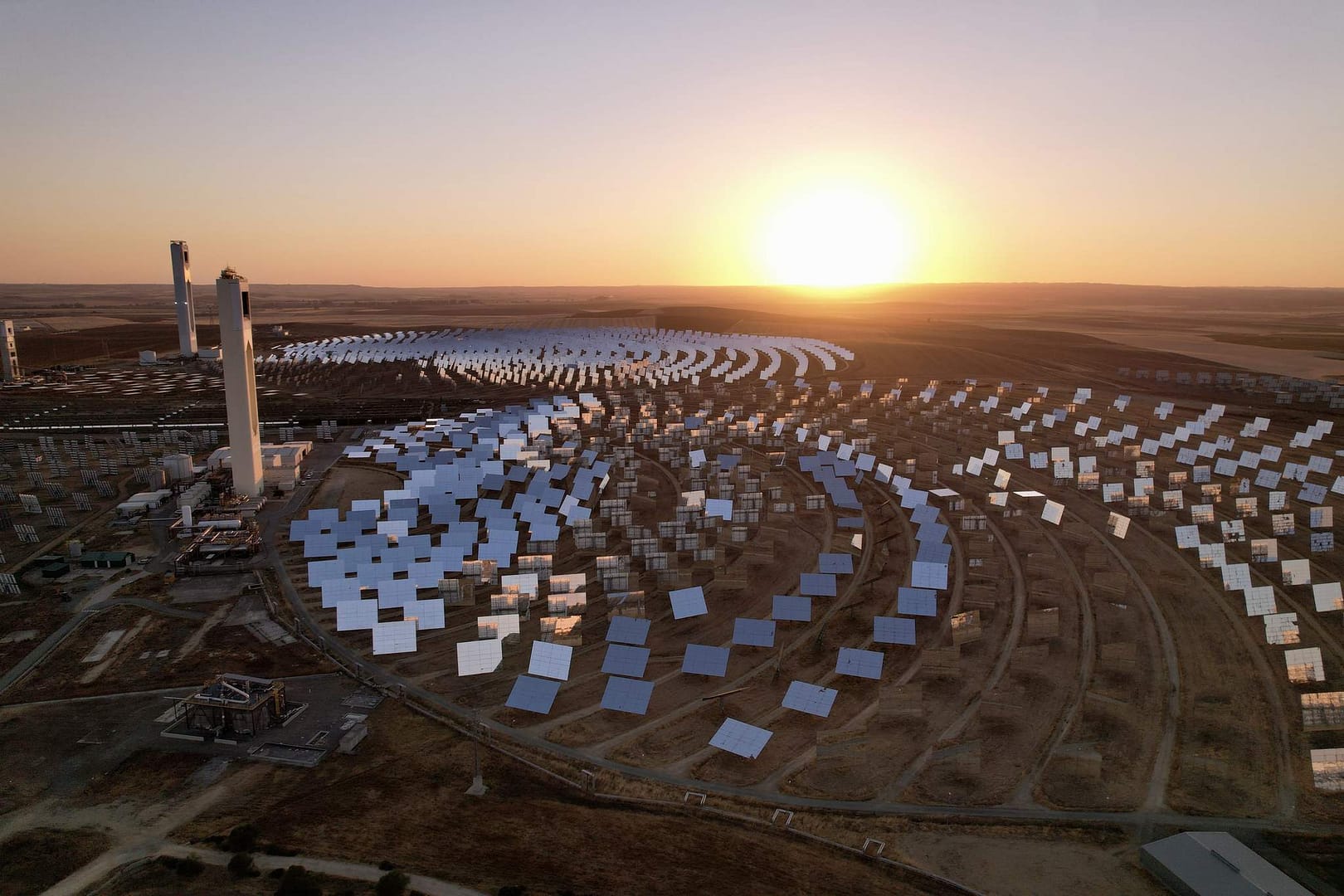 planta solar atardecer
